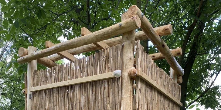 Nově byla pro hosty zbudována i solární sprcha. Uvnitř naleznete hydrovak s natlakovanou vodou, takže voda z hadice stříká i když vak nevisí ve výšce. 