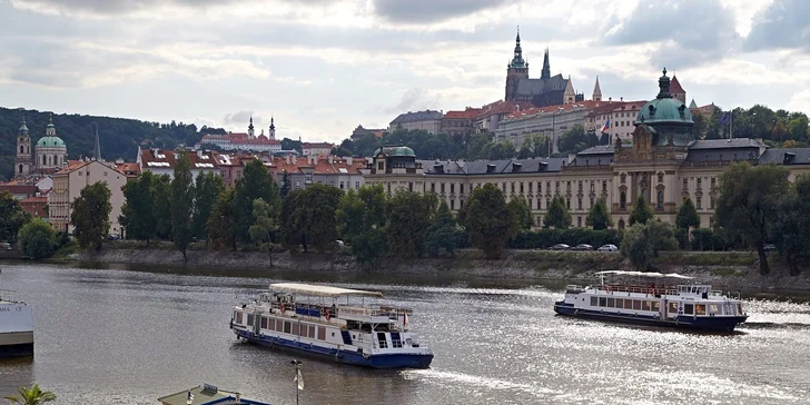 Praha je z hladiny řeky úžasná... A vychutnat si ji zpoza kormidla je fantastický zážitek.