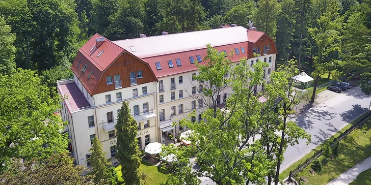 Hotel samotný leží v obklopení prírody a priamo pred ním je krásny udržiavaný park, kam môžete vyraziť na korzo.