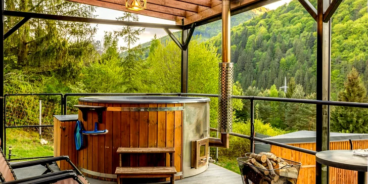 Největším lákadlem je prostorná terasa s privátní vířivkou, kde si můžete vychutnat relaxaci pod hvězdami.