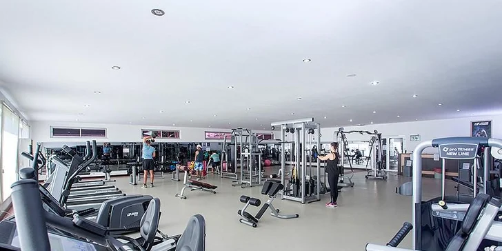Sportovci mohou neomezeně do fitka, na tenisový kurt, zahrát si plážový volejbal či stolní tenis.