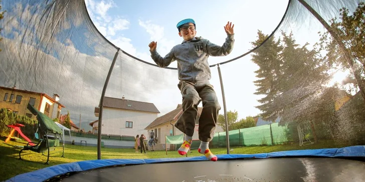 Během pobytu můžete využívat také venkovní gril a posezení a dokonce i trampolínu. Jejich dostupnost je omezena pouze sezónou.