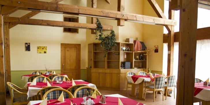 Snídaně i večeře si budete vychutnávat v budově s restaurací.
