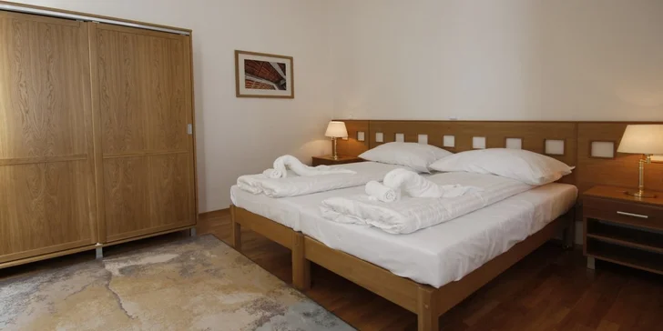 Připravený pro vás bude moderně zařízený pokoj.