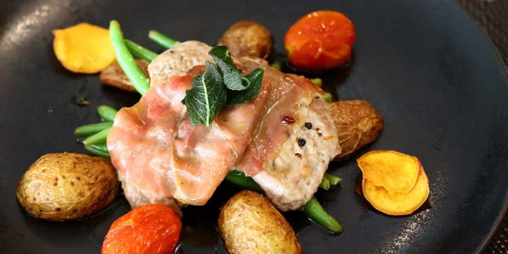 Dalším chodem bude italská „saltimbocca“ z plátků telecí panenky.