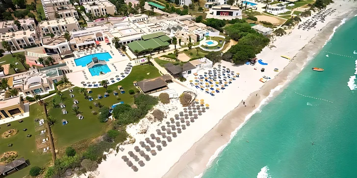 Pláž s jemným pískem najdete přímo u hotelu.
