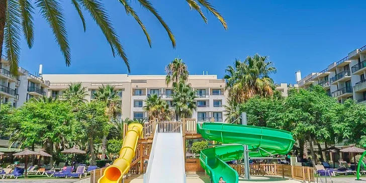 Resortu dominuje velkolepý bazénový komplex zasazený do udržované zahrady s palmami. 