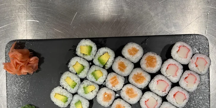 Nebudou chybět ani úhořové nigiri nebo California set s krabími tyčinkami a kaviárem. 