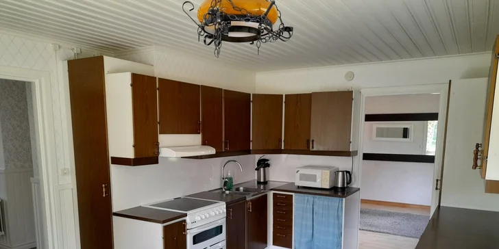 Nechýba kompletné vybavenie vrátane spotrebičov a riadu.