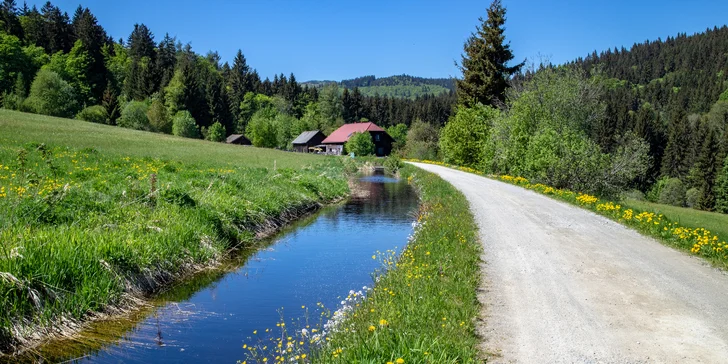 Projeďte se na kole podél řeky Schwarzwasser.