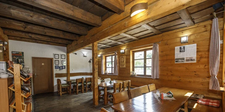 Určitě byste měli do restaurace zajít třeba na oběd a ochutnat místní speciality jako stryki, brynzové halušky, lejošky nebo salát s kozím sýrem. 