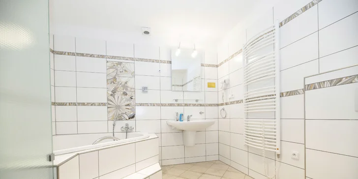 Za príplatok sa môžete ubytovať v priestrannejšom apartmáne s rohovou vaňou.