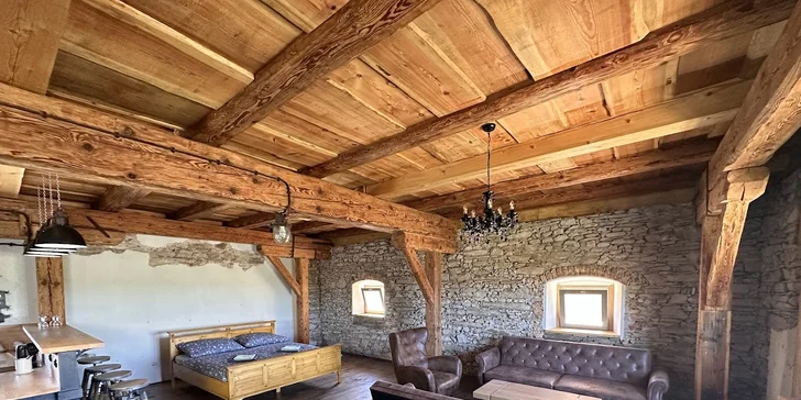 V loftu Rychtář je 1× manželská postel, 1× rozkládací gauč a 2× přistýlka.