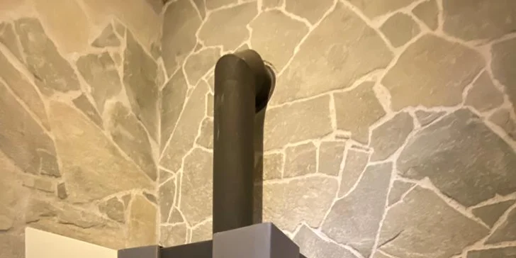 ... a také krbová kamna, na kterých si ohřejete třeba vodu na kávu. 