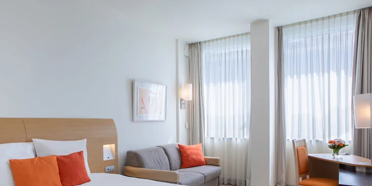 Kromě potřebného počtu lůžek najdete na pokojit také TV, minibar, trezor a telefon. 