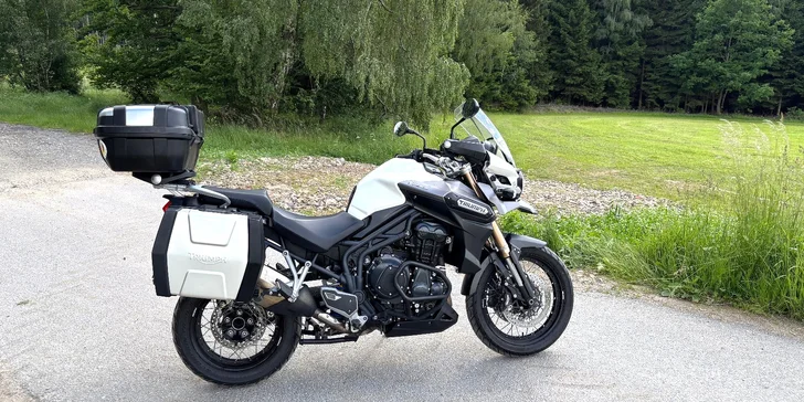 Připravená je i kompletní výbava pro řidiče - helma, bunda, kalhoty i rukavice.