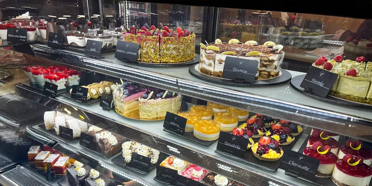 Nabídka se pravidelně obměňuje – obvykle v ní najdete např. bezé rolády, cheesecake, pařížský dort, panna cottu i koláče...