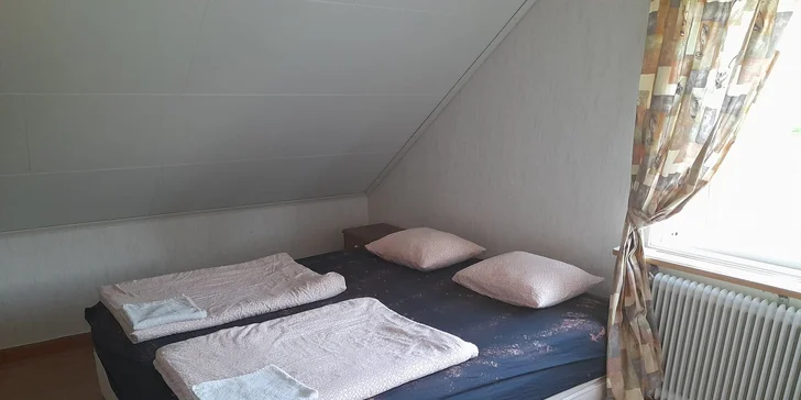 V jednej z izieb je manželská posteľ, zvyšok sú samostatné lôžka a jedna poschodová posteľ.