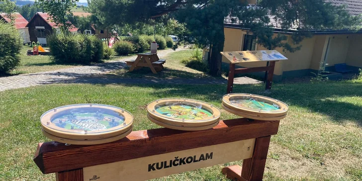 Vaši svišti se pořádně vyřádí na hřišti, nafukovacích trampolínách a dalších herních prvcích v okolí recepce kempu.