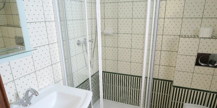 Pokoje jsou zařízené vším potřebným a nechybí vlastní koupelna s toaletou.