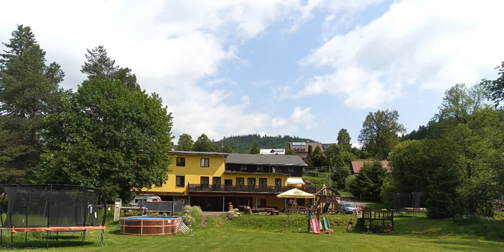 Na venkovní travnaté ploše o výměře cca 2000 m² se děti vyblbnou opravdu dosyta.