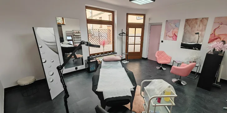 Chybět nebude ani masáž dekoltu nebo aplikace zklidňující masky a závěrečného vyživujícího krému.