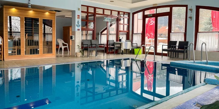 Čaká na vás relax vo vyhrievanom krytom bazéne, ktorý môžete skombinovať s príjemnou masážou v teplej jacuzzi.