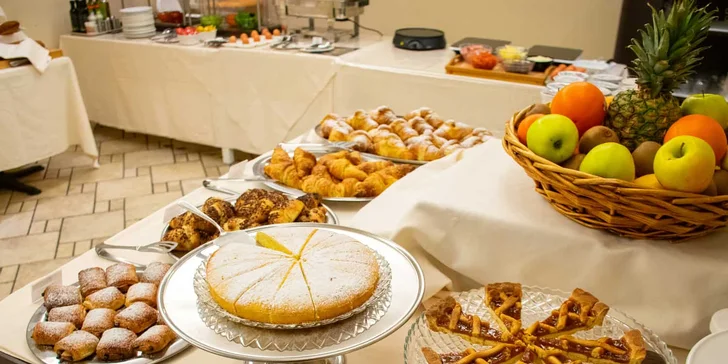 Snídaně se podávají formou bufetu, večeře jsou servírované o třech chodech.