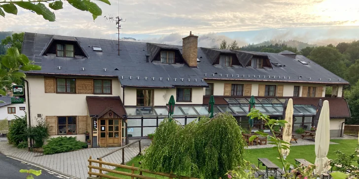 Hotel najdete v Dětřichově, klidné části Jeseníků, odkud je to k přírodě i výhledům jen pár kroků.