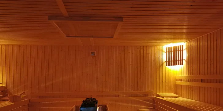Nájdete tu soľnú a fínsku saunu, ľadopád, parný kúpeľ, jacuzzi aj horské slnko (sunny meadow).