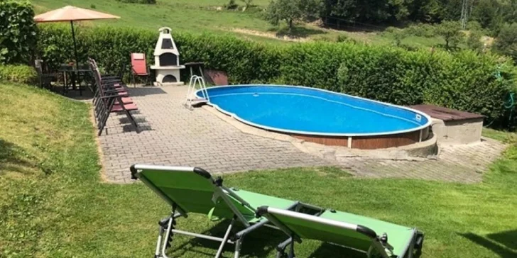 Dominantou zahrady je velký bazén o rozměrech 7 × 4 m, který láká k osvěžení během horkých dnů.