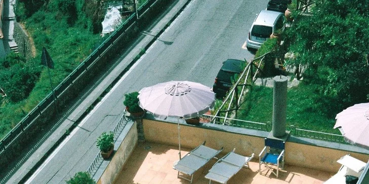 Bazén je k dispozícii výhradne hotelovým hosťom, a to vždy od mája do októbra.