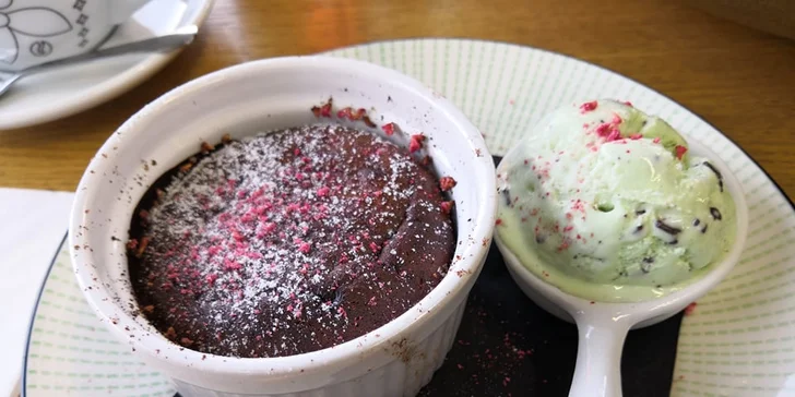 Menu završíte čokoládovým soufflé a šálkem kávy.