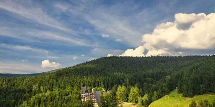 Hotel je přímo u turistických tras, kousek to budete mít třeba k Mumlavskému vodopádu.