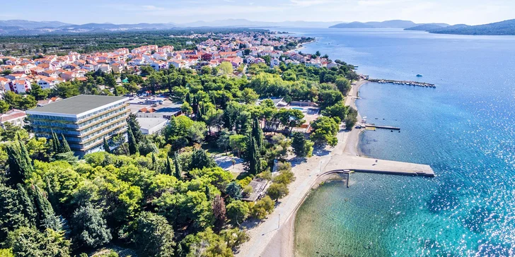 Vodice v Chorvatsku a parádní dovolená u moře: hotel hned u pláže, polopenze, bazény i fitness