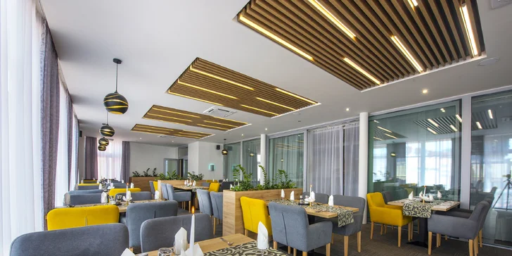Hotel Aquatermal*** vás srdečne pozýva do hotelovej reštaurácie, kde si môžete pochutnať na vynikajúcich špecialitách šéfkuchára a lahodných vínach, ktoré vám ponúkne školený personál.