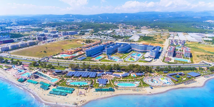 Moderní resort vás nadchne svou polohou přímo u soukromé pláže. 