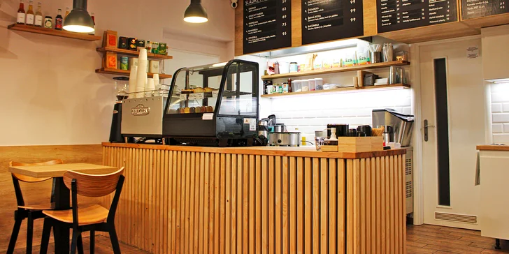 Kavárnu Kafe a palačinky najdete hned u zastávky Ohrada na Žižkově.