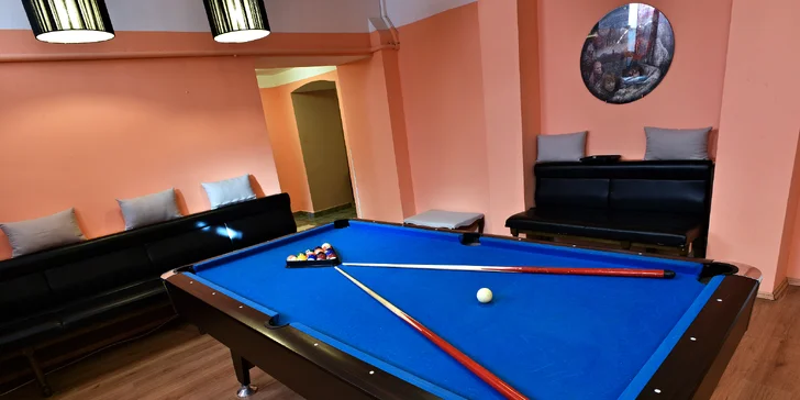 Kromě lenošení ve wellness vás čeká i hodina billiardu.