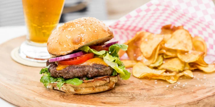 Burgre s mäsom z Big Green Egg grilu a nápoj