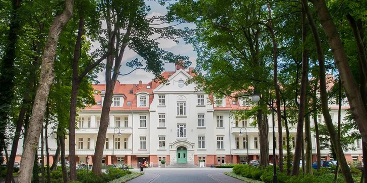 Vyrazte i na procházku přilehlým parkem a nebo na promenádu, kam to budete mít cca 20 minut chůze.