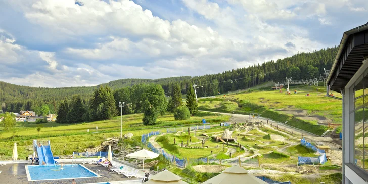V blízkosti hotelu se můžete v létě prohánět na horských kolech na singltreku či MTB trasách, k dispozici je i bikepark.