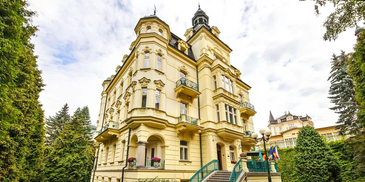 Hotel stojí kousek pod lázeňským lesem a nabízí krásné výhledy na všechny strany. 