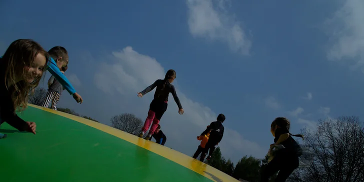 Hodně vydařená je také velká nafukovací trampolína. Hopsání je lepší než na posteli. 