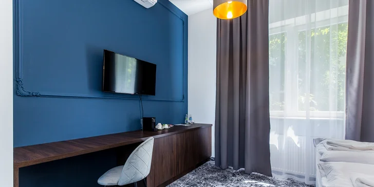 Vkusný elegantní nábytek i dostatek prostoru, komfortu a soukromí – to vše vám v hotelu zajistí. (na fotce dvoulůžkový pokoj)