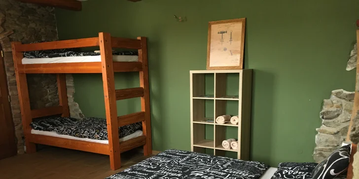 Ubytovaní budete buď priamo vo vinárstve v modernejších izbách, prípadne v 50 m vzdialenom penzióne v retro štýle.