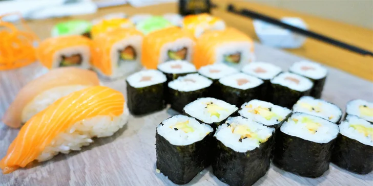 Ve větším setu si dáte i nigiri, a to s lososem a tuňákem.