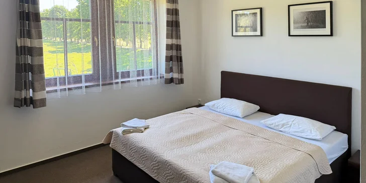 Pre hostí penziónu sú pripravené dvojlôžkové a štvorlôžkové izby a apartmány.