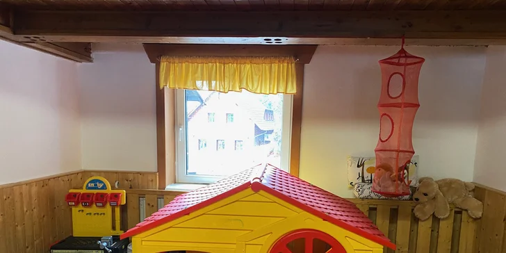 Děti se vyblbnou v dětském koutku, který je bohatě vybavený.
