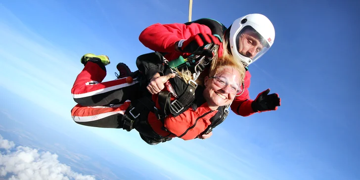 Po zhruba 25 min. letu vás čeká výskok a volný pád po dobu cca 60 s, při kterém dosáhnete rychlosti až 200 km/h.